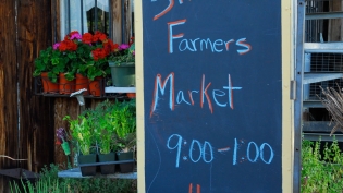 Farmers' Market hours sign