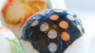 Hand Ball Sushi (Temarizushi) with dried seaweed