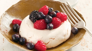 Old-Fashioned Meringues with Berries
